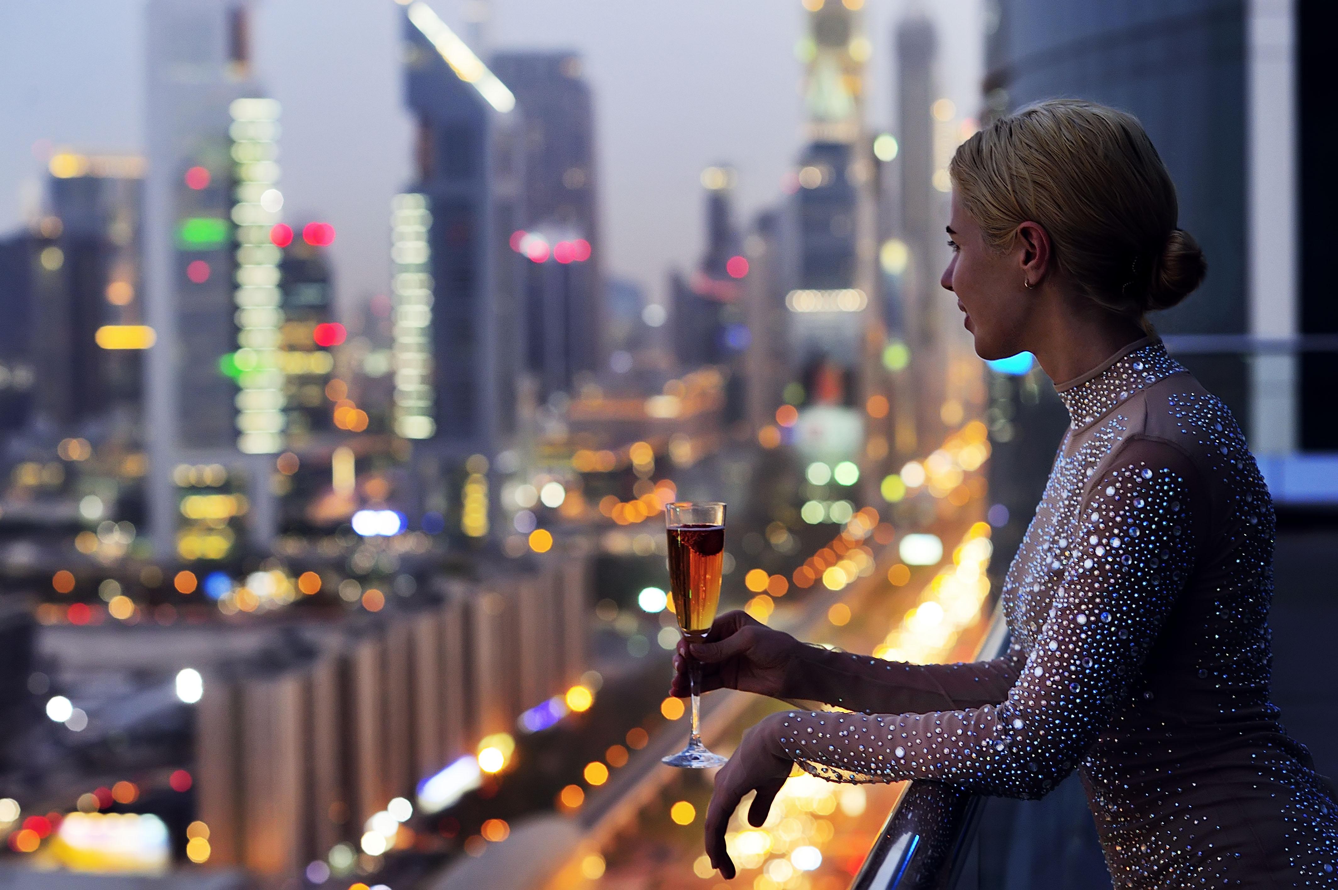 Hotel The H Dubaï Extérieur photo A woman drinking champagne
